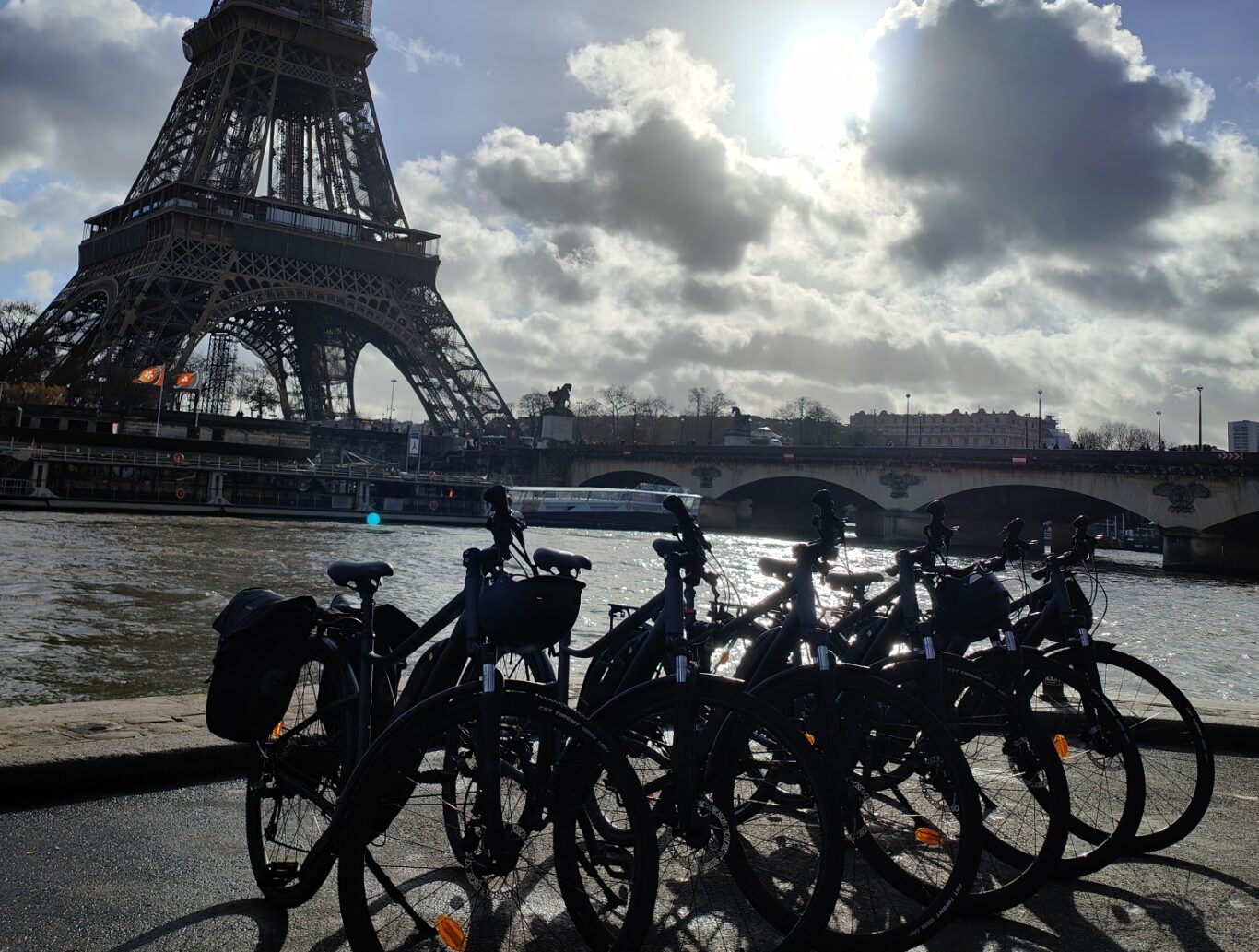 6 e-bikes in front of Eiffel Tower