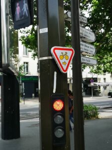 bikes_give_way_to_pedestrians_at_red_traffic_lights_in_paris