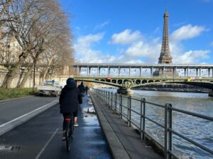 cycling path protected from automobile traffic